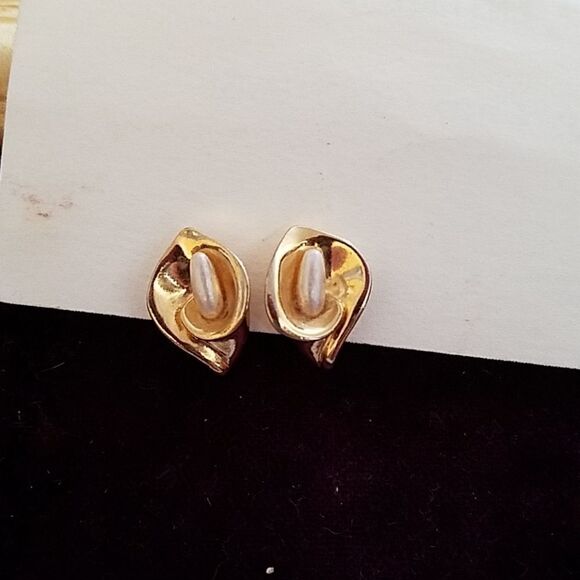 Goldtone Calla Lily Flower Clip-On Earrings – Vintage Unbranded Jewelry - Picture 1 of 2